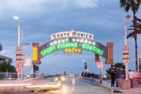 Deluxe Queen Studio, Walk to Santa Monica Beach & Pier I Free Parking!
